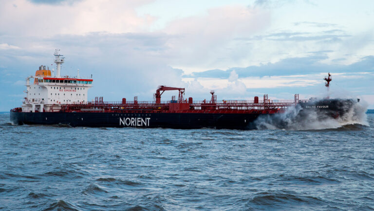 Irán abre el estrecho de Ormuz para buques comerciales