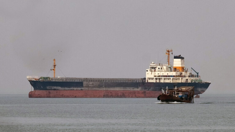 Irán repudia bloqueo naval de EEUU El vocero de la Cancillería de Irán, Esmaeil Baghaei, repudió el bloqueo naval de Estados Unidos sobre el estrecho de Ormuz y alertó que esta acción infringe la tregua. Al contestar si hay barcos que navegan desde y hacia Irán, después de que el presidente estadounidense Donald Trump anunciara el lunes la paralización de todo tráfico marítimo que entra y sale de puertos iraníes, respondió que “Irán no puede ser bloqueado”, Destacó que la actuación de Estados Unidos es, en sí misma, “un comportamiento provocador, contrario a los principios y fundamentos del derecho internacional y carece de base legal, y puede considerarse un preludio a la violación del alto el fuego”. “Si no se llega a una conclusión en el proceso diplomático, recurrir a otros medios de presión no dará ningún resultado y no tendrá éxito”, sostuvo. “La República Islámica de Irán y sus fuerzas armadas están siguiendo de cerca los acontecimientos y responderán de forma proporcional cuando sea necesario”, declaró.