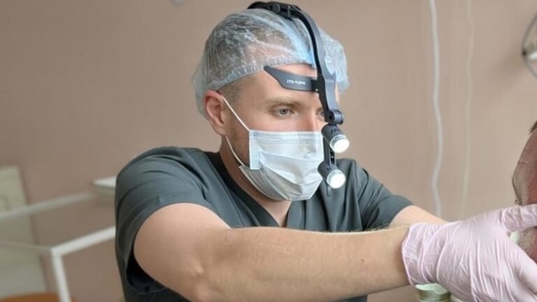 Joven sufre graves lesiones al contener un estornudo