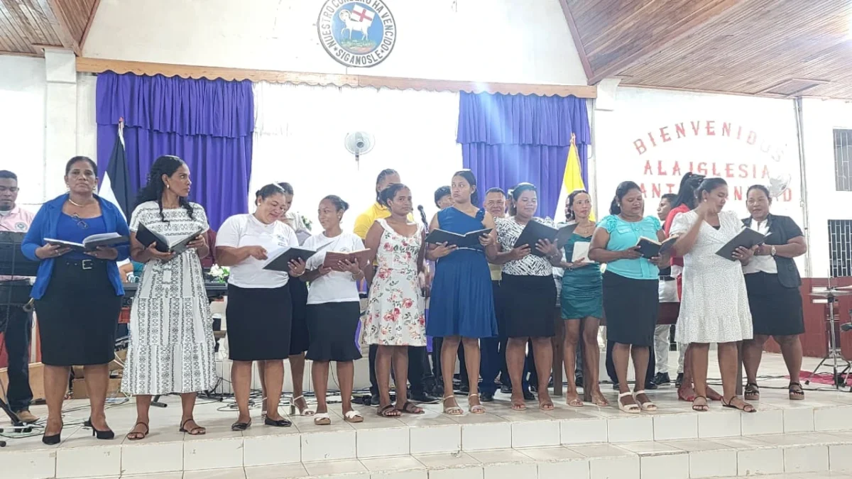 Juventud miskita celebra vigilia de fe en la Iglesia Morava Santa Trinidad