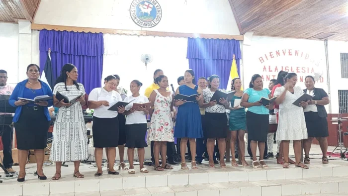 Juventud miskita celebra vigilia de fe en la Iglesia Morava Santa Trinidad