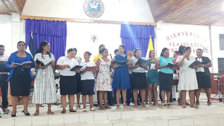 Juventud miskita celebra vigilia de fe en la Iglesia Morava Santa Trinidad
