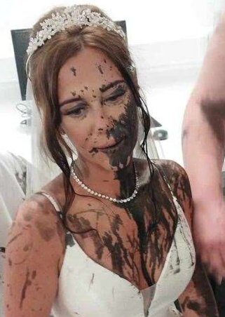 Le arrojan pintura negra en su vestido de novia cuando se dirigía al altar