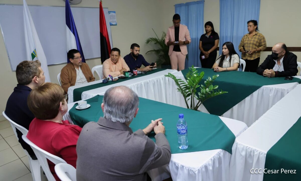 Líderes evangélicos se reúnen con familia de Yiye Ávila