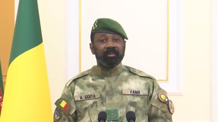Mali ya está "bajo control” "Mientras les estoy hablando, se ha reforzado el dispositivo de seguridad, la situación está bajo control", afirmó el líder de Mali, Assimi Goïta. El líder pidió a la población demostrar vigilancia y responsabilidad y apoyar a las fuerzas que hacen frente a los grupos armados ilegales. “Que intentan hacerse con el poder, transmitiendo a través de los canales oficiales toda información útil para la inteligencia y la prevención”, dijo. Manifestó a sus “queridos” compatriotas que ahora más que nunca es el momento de confiar en sus Fuerzas Armadas y de seguridad, quienes aseguró que están comprometidos en una lucha compleja contra el terrorismo. “Las operaciones continuarán hasta la neutralización completa de los grupos involucrados y el restablecimiento sostenible de la seguridad en todo el territorio nacional", declaró.