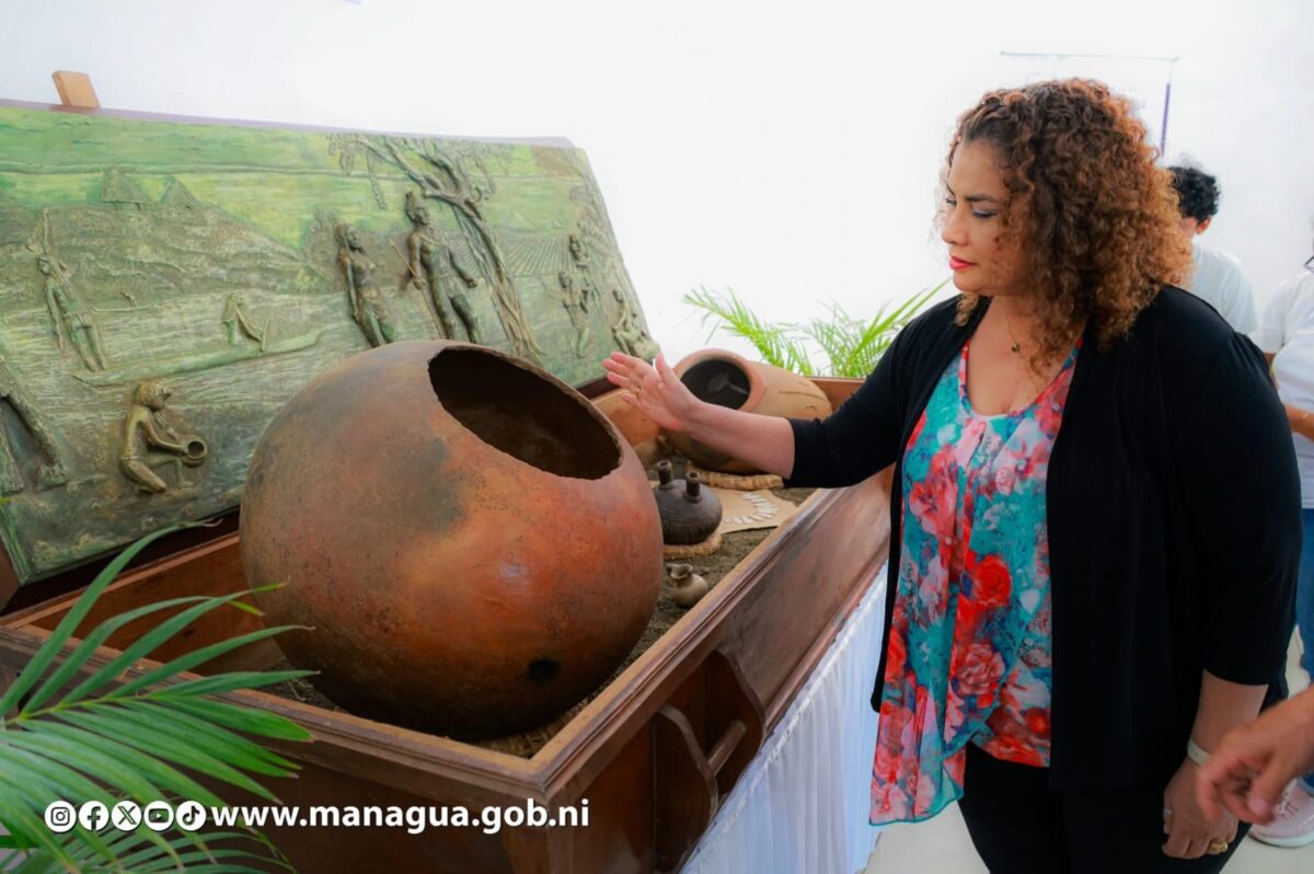 Más de 800 piezas históricas en la Expo Patrimonio Vivo La Expo Patrimonio Vivo: Exposición de Piezas Arqueológicas, concentro más de 800 piezas históricas para que pudieran ser apreciadas. “Estamos contentos, compartiendo con diferentes universidades, público en general, arqueólogos e investigadores, en una experiencia maravillosa y conocer de nuestros antepasados a través de la Expo Patrimonio Vivo, con piezas descubiertas en Managua, que datan en todo el periodo de nuestra historia”, expresó la Alcaldesa de Managua, Reyna Rueda. En la exposición realizada en el Centro Cultural Tino López Guerra, también se desarrollaron exposiciones y charlas magistrales sobre el Cacique Diriangén. “Con esta ampliación de la modernización de la capital, hemos tenido hallazgos. Inmediatamente se presentan los arqueólogos y empieza su estudio, dedicación con mucha pasión, al cuido, resguardo y protección, para que nosotros disfrutemos de cada una de las piezas que exponemos”, explicó la alcaldesa. Edgard Espinoza, arqueólogo de la Alcaldía de Managua, comentó que esta exposición comienza con las Huellas de Acahualinca hace 5500 años, “además gracias a que Managua se desarrolla muy rápido, hemos hecho varios rescates arqueológicos, que han permitido encontrar una gran cantidad de sitios y objetos, que son parte de lo que se está exponiendo ahora”.