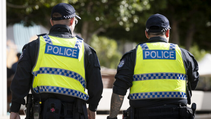 Menor de 13 años buscaba sus delitos en redes y enfrenta 109 cargos