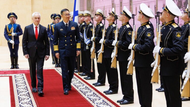 Ministros de Defensa ruso y chino mantienen conversaciones