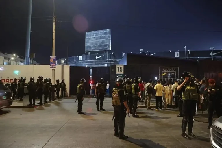 Muere hincha y decenas resultan heridos por avalancha en estadio de Alianza Lima