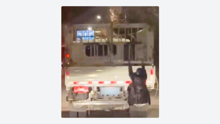 Mujer celosa se cuelga de un camión para descubrir infidelidad