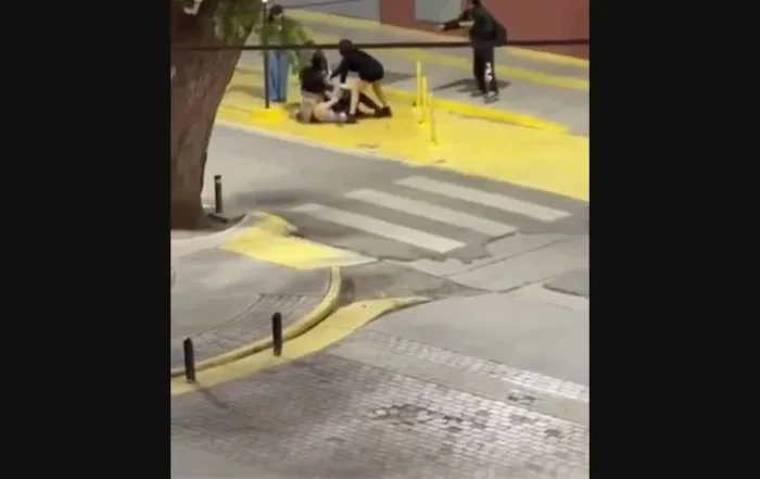 Mujeres protagonizan pelea a golpes en plena calle de Neuquén