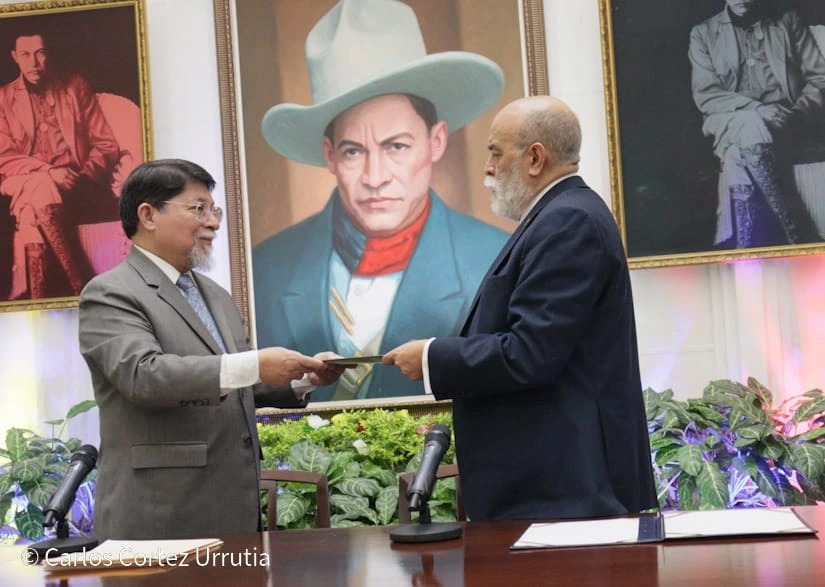 Nuevo embajador de Venezuela en Nicaragua entrega sus Copias de Estilo