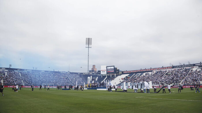 Colapsa pared de un estadio en Perú y deja 60 heridos