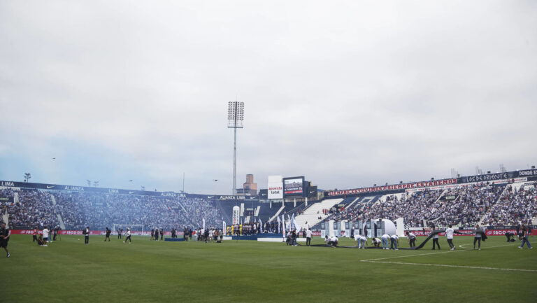 Colapsa pared de un estadio en Perú y deja 60 heridos