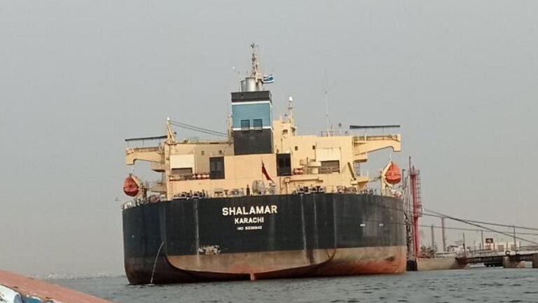 Petrolero de Pakistán logra pasar por el estrecho de Ormuz