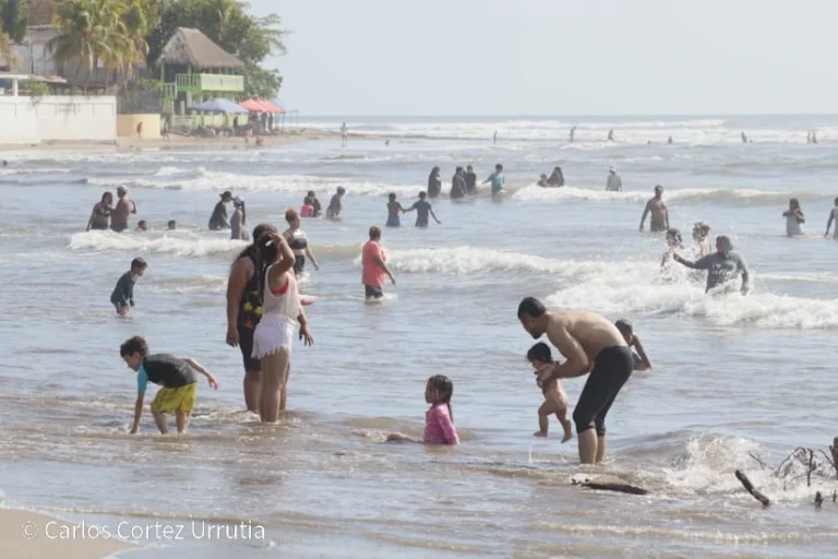 Pochomil desborda turismo y ambiente familiar en sus playas