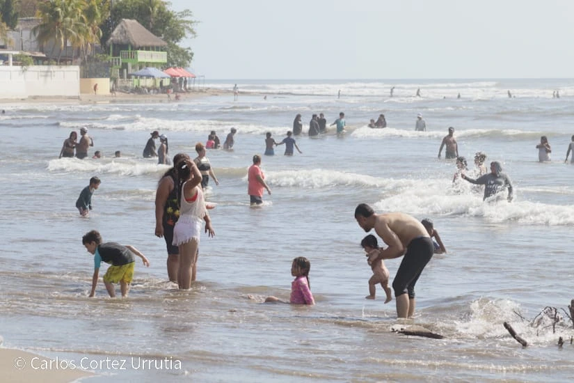 Pochomil desborda turismo y ambiente familiar en sus playas