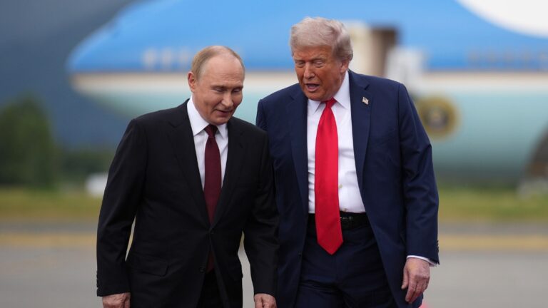 Putin y Trump sostienen conversación telefónica