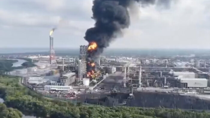 Reportan incendio en bodega de refinería en Tabasco-México