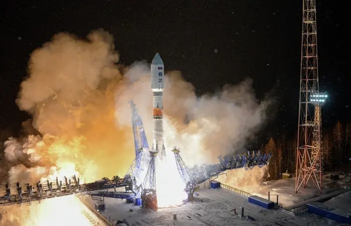 Rusia lanza cohete militar para llevar a órbita varios satélites