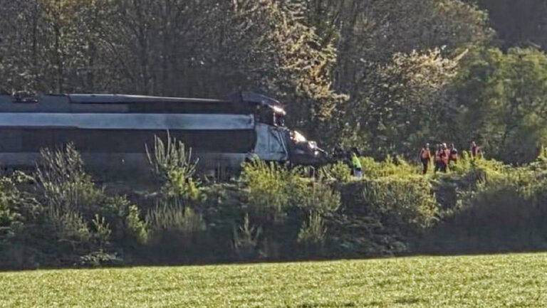 Se registra fuerte choque entre un tren y camión del Ejercito en Francia