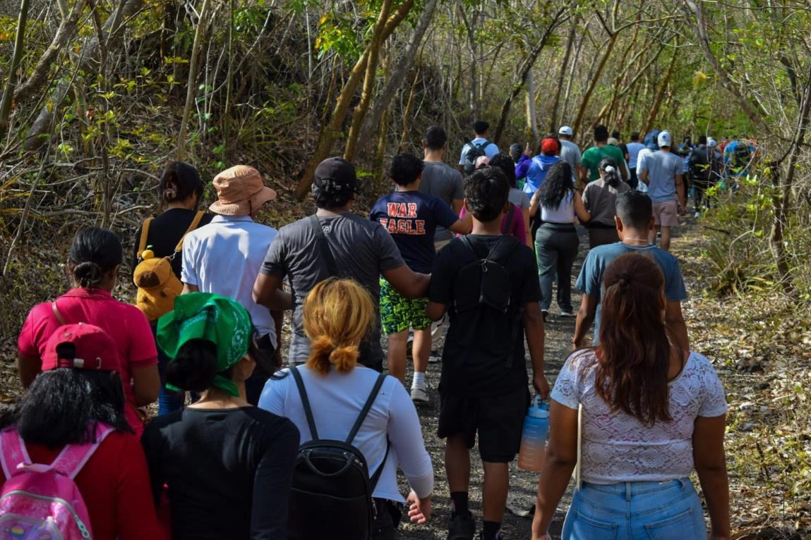Senderismo y naturaleza jóvenes y familias recorren montañas y volcanes 1