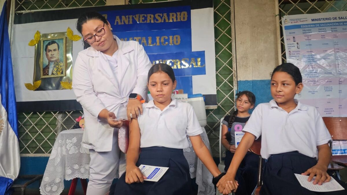 Vacunan contra el VPH a niños del colegio Rubén Darío