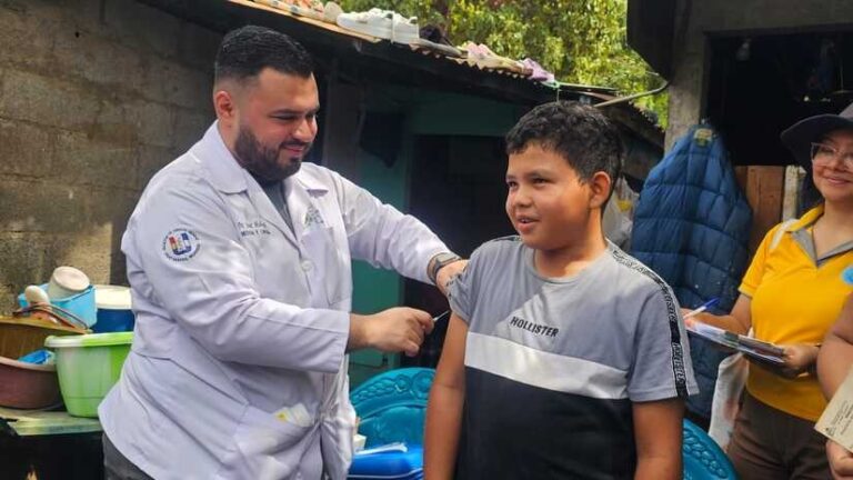 Vacunas contra 18 enfermedades llegan al reparto Juan Ramón Padilla