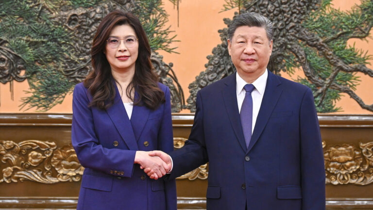 Xi Jinping se reúnen con presidente de partido opositor