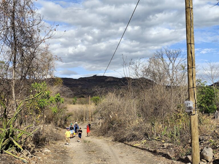 Inauguran proyecto de electrificación en la comunidad La Palma