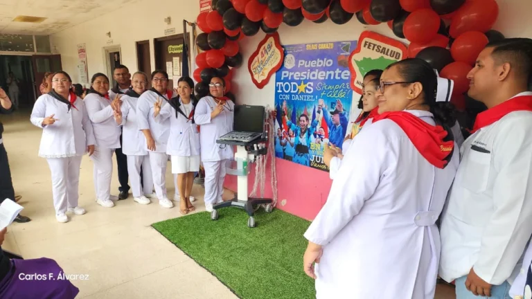 MINSA entrega moderno ultrasonido al Hospital Regional de Jinotepe El Ministerio de Salud (MINSA) realizó la entrega de un moderno ultrasonido multicolor al área de Radiología del Hospital Escuela Regional Santiago de Jinotepe, Carazo. La directora de la unidad médica, María Alejandra Guevara, indicó que con este equipo permitirá realizar diagnósticos más precisos y oportunos. La especialista en Radiología, Iris Gaytán Estrada, explicó que el nuevo ultrasonido dispone de cuatro tipos de sondas, permitiendo realizar la mayoría de estudios requeridos por los especialistas y reducir los tiempos de espera. Precisó que el equipo de alta tecnología, es portátil, lo que facilita su uso en distintas áreas del hospital y optimiza los procesos de diagnóstico.