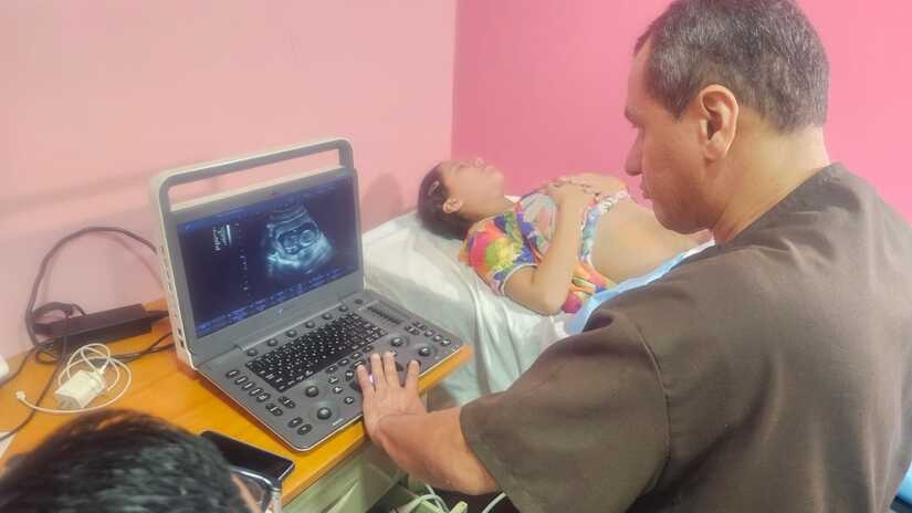 Feria de salud atiende a 100 mujeres embarazadas