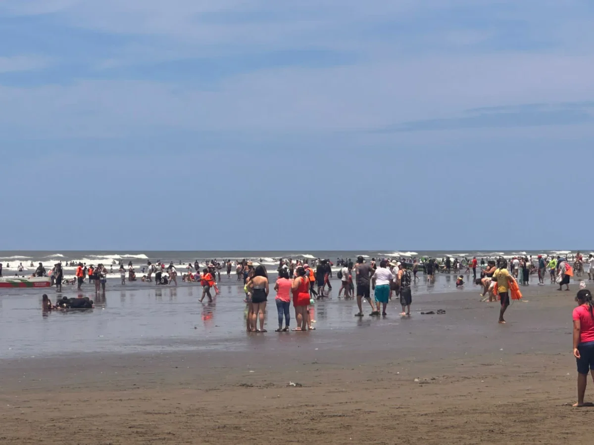 Familias disfrutan del sol, mar y arena en Pochomil