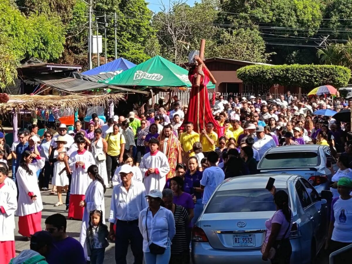 Realizan Viacrucis de Viernes Santo en Popoyuapa