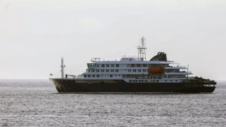Aíslan a dos pasajeros de crucero afectado por hantavirus