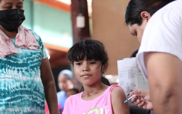 Aplican vacunas contra el VPH a niños del barrio Comandante Carlos Núñez