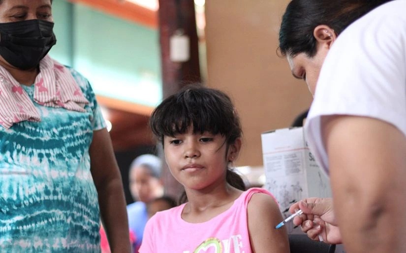 Aplican vacunas contra el VPH a niños del barrio Comandante Carlos Núñez