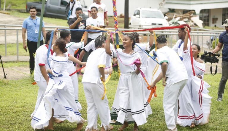 Asamblea honra las festividades de Mayo Ya