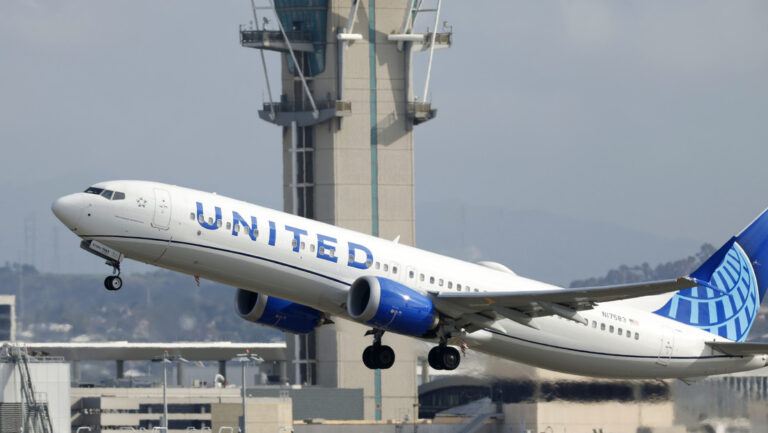 Avión aterriza de emergencia por presunto intento de abrir una puerta en pleno vuelo