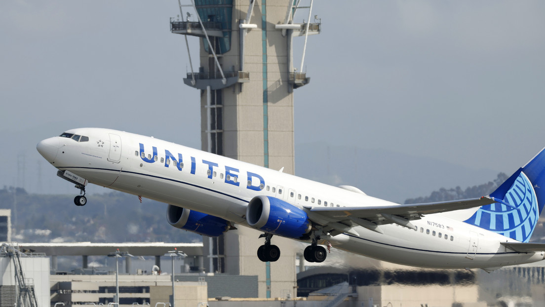 Avión aterriza de emergencia por presunto intento de abrir una puerta en pleno vuelo