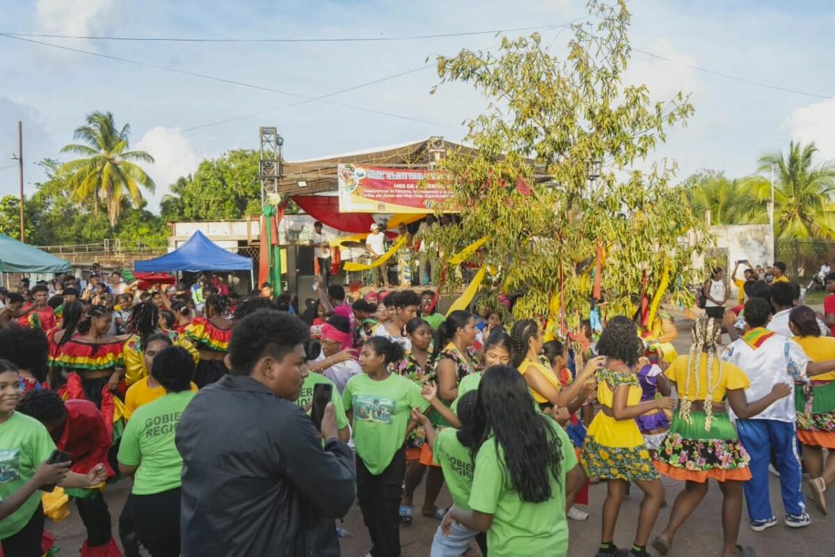 Bilwi celebra el tradicional May Pole