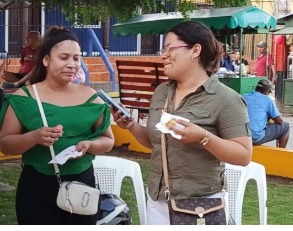Celebran el Día de las Madres con el queque más grande