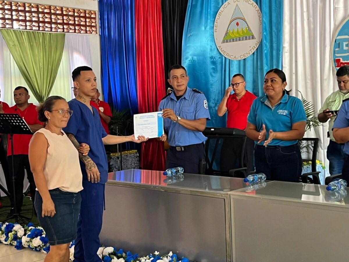 Certifican a 65 protagonistas de cursos en el Centro Penitenciario de Tipitapa Con apoyo del Tecnológico Nacional (Inatec), el Centro Penitenciario Jorge Navarro en Tipitapa, entregó certificado a 65 protagonistas que culminaron diferentes cursos técnicos. “Estamos clausurando tres cursos, certificando a 65 protagonistas en: elaboración de piñatas, primeros auxilios y decoración de eventos”, dio a conocer Morlan Bayle, subdirector del Centro Penitenciario Jorge Navarro. Detalló que estos cursos forman parte del tratamiento educativo que el Gobierno promueve para los internos, ya que les permite tener una nueva herramienta de trabajo y se incorporen a la sociedad. Fernando López, recibió su certificado del curso de Primeros Auxilios, y dijo que adicionalmente está en tercer año de la Licenciatura en Agronegocios. “En este curso aprendimos en dar resucitación, primeros auxilios, garantizando una atención oportuna”, destacó.