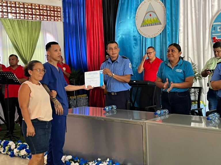 Certifican a 65 protagonistas de cursos en el Centro Penitenciario de Tipitapa Con apoyo del Tecnológico Nacional (Inatec), el Centro Penitenciario Jorge Navarro en Tipitapa, entregó certificado a 65 protagonistas que culminaron diferentes cursos técnicos. “Estamos clausurando tres cursos, certificando a 65 protagonistas en: elaboración de piñatas, primeros auxilios y decoración de eventos”, dio a conocer Morlan Bayle, subdirector del Centro Penitenciario Jorge Navarro. Detalló que estos cursos forman parte del tratamiento educativo que el Gobierno promueve para los internos, ya que les permite tener una nueva herramienta de trabajo y se incorporen a la sociedad. Fernando López, recibió su certificado del curso de Primeros Auxilios, y dijo que adicionalmente está en tercer año de la Licenciatura en Agronegocios. “En este curso aprendimos en dar resucitación, primeros auxilios, garantizando una atención oportuna”, destacó.
