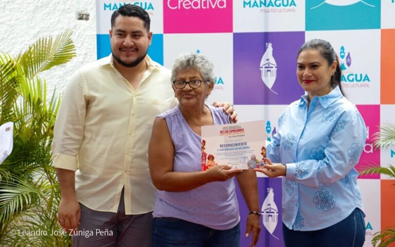 Cinco personas del concurso Bellas Expresiones del Arte reciben reconocimientos