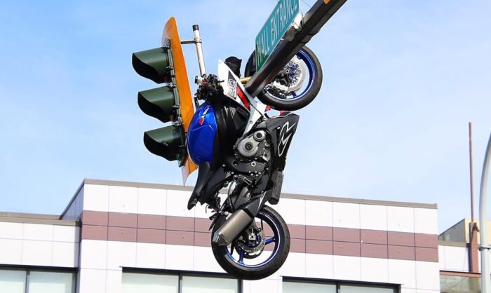 Colisión deja una moto colgando de un semáforo