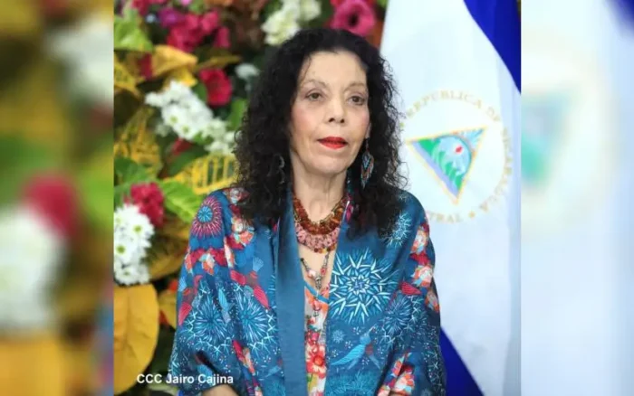 Compañera Rosario Murillo en Multinoticias (05-05-26) CON TANTA MÚSICA DE FONDO Declaraciones de Rosario Copresidenta de Nicaragua en Edición del Mediodía de Multinoticias Canal 4 5 de Mayo del 2026 Muy buenas tardes, Compañera. Muy buenas tardes, Queridas Familias de esta Patria Nuestra, Siempre Victoriosa, Siempre llena de Cariño y, por tanto, Siempre llena de Fé, Siempre con la Fuerza Espiritual de este Pueblo nuestro, Fuerza que Dios nos da, para Caminar, para Luchar, para Vencer. Cuando decimos Vencer, és Vencer en Amor y Paz. Y qué día, qué tarde extraordinaria la que tuvimos el día de ayer, Día de nuestra Dignidad Nacional, cuando nuestro Comandante Daniel nos ratificó esa Vocación y esa profunda Convicción de que és la Dignidad la que nos moviliza, la que nos mueve, la que nos lleva Adelante... Don de Dios ! Cuando un Pueblo és Digno, un Pueblo és Fuerte, un Pueblo vence todas las limitaciones. Como decía BrianWilson y repetía ayer el Comandante Daniel : “Perdimos el Miedo a tener miedo”. Dignidad Nacional ! Qué tarde más linda ! Cuando nos reunimos en esa Plaza de los Héroes Nacionales, siempre podemos apreciar un Cielo Multicolor, lleno de Luz, como está nuestra Patria;lleno de ese Fuego Infinito del Alma Nicaragüense que sabe de Honores, de Luchas, de Victorias, y que sabemos empeñarnos. Aunque parezca grande, inmensa la tarea, nuestro Espíritu, nuestra Fuerza és mucho más grande, porque viene de Dios, y és la Fuerza del Amor, la Fuerza de algo sobrenatural. Nosotros somos un Pueblo sobrenatural ! La Fuerza del Amor, la Fuerza del Alma, la Fuerza de Dios, esa és la que se manifiesta siempre en todas las Tareas y en todas las Victorias. En cada momento de nuestra Historia, de nuestra Memoria Gloriosa de nuestras Vidas, hemos tenido que enfrentar todo tipo de Luchas, y sobre todo hemos tenido que enfrentarnos a invasores, a pretendidos colonizadores. Y hemos sabido que la tarea, por muy grande que parezca, nunca, nunca puede ser superada por la Fuerza de nuestro Espíritu... Don de Dios ! Somos de Justicia, somos de Verdades Verdaderas, somos de Fuerza Insobornable, de Lucha In-claudicable. Somos de Dignidad Nacional ! Compañer@s, en todas nuestras Embajadas y Misiones se han reunido los Compañeros, pre-cisamente como parte de este enorme conglomerado, esta enorme Comunidad nicaragüense, Digna, Soberana, Amante de su Tierra, Amor a Nicaragua... Amante de la Paz ! Todas nuestras Misiones, no solo celebraron, sino que nos celebramos en Infinitas Victorias, Batallas Grandes, Victorias Inmensas. Ese és el Pueblo de Dios aquí en Nicaragua, y esos son nuestros Caminos, la Paz como Camino, la Justicia como Camino, las Verdades Verdaderas como Camino. No somos de fachas, no somos de disfraces, no somos falsarios, no somos de mentiras. No usamos la mentira para navegar y para alcanzar migajas. Hay algunos, y los conocemos y sabemos quiénes son, algunos que viven de las grandes guayolas, de las grandes mentiras que venden, con las que se venden, como que fueran guerreros, y no son más que esclavos, esclavos de las falsedades, de las mentiras. Mercaderes, eso son ! Y cuando los vemos hablando basura, decimos : qué otro camino les queda sino hablar mentiras, hablar basura, para venderse, para promoverse como esos líderes que nunca fueron, nunca han sido, y Dios Mediante nunca serán; porque los Líderes están hechos de Fuerza, de Espíritu, de Corazón, de Amor. Y donde hay odio, no hay liderazgo; donde hay maldad, perversión, no hay liderazgo; donde hay falsedades, no hay liderazgo; mentir. No Mentir, uno de los Sagrados Mandamientos de la Ley de Dios; Amar a Dios sobre todas las cosas; No jurar el Nombre de Dios en vano. Cuántos pecados cometen algunos que incluso se disfrazan para parecer Pastores, Sacerdotes... Cuántas mentiras ! Y bueno, están siempre hablando, cometiendo pecados, ellos que acusan. Nosotros decimos, pero si ellos mismos se están acusando, cuando dicen todo lo que dicen, ellos mismos se están acusando de pervertir, de perversión. Y ahora hay una competencia inédita entre los falsos, a ver quién habla más, o quién habla, según ellos, mejor; entonces los vemos con sus disfraces en esas que se llaman Redes Sociales. No son Redes Sociales ! Son Redes antisociales, anti-construcción de Amor, de Concordia, de Familia, de Valores. Redes Antisociales ! Claro que hay Familias, Seres Humanos buenos, muchach@s que las usan, porque, aparte de que és una moda y que fue una novedad hace tiempo, tienen la posibilidad de figurar como les gusta, bailando, cantando, disfrutando de la Vida. Mientras que, los que ya sabemos, las usan para destruir. Precisamente en ese año, año terrible, “horribilis” dicen los ingleses, en ese año horrible las usaron para sus montajes, sus escenografías perversas, para todo eso conlo que quisieron hacer creer una farsa. Eran farsas con las que quisieron hacer creer al Mundo que aquí había una lucha guerrillera. Y bueno, como había algunos que alguna vez habían sido guerrilleros, “dirigiendo” las farsas, las puestas en escena, algunos se engañaron y pensaron... Y sobre todo había una conexión con los Medios de Destrucción Masiva en todos los sentidos, y las farsas por todas partes se veían en los Medios de Destrucción Masiva. Aquí sabíamos lo que estábamos viviendo y lo que teníamos que hacer para que eso no pasara, como no pasó, porque No Pudieron, Ni Podrán ! La mentira tiene patitas cortas, cortísimas, y se van cayendo los ropajes, y se van cayendo las miserables escenografías, propias de las guayolas, de las mentiras. Y se fueron cayendo, y ellos mismos se expusieron a perder tanto. Porque este és un País que estaba en Paz, donde, incluso, todos ellos estaban trabajando, haciendo lo que saben hacer : Negocios. Y mientras estos negocios trajeran Bienestar al Pueblo nicaragüense a través del trabajo, pues, estaba bien. Pero, cómo perdieron todo. Me imagino que les cuesta mucho aceptar que ahora andan allí como “papalotes sin cola”, sirviendo y ofreciéndose a servir al mejor postor, a quien les dé más, porque esa és la búsqueda; a quien les dé más, para pretender seguir destruyendo los Caminos de Paz de nuestro Pueblo. Pero volvemos a decirlo : No Pudieron ! No Podrán ! Aquí hay un Pueblo decidido a ser Libre, Pueblo Digno, Pueblo de Grandes Esperanzas, de Grandes luchas y de Grandes Victorias. De Gran Espíritu ! Ese és el Pueblo nicaragüense : Digno, Soberano; Amantes de la Paz y Defensores de esa Paz con la que construimos el Porvenir. Cómo deben arrepentirse muchos de esos “papalotes sin cola”. O zopilotes, porque sobrevolaban sobre esa muerte que ellos mismos creaban... Zopilotes hipócritas ! Denunciaban y sobrevolaban. Y eran sus propios muertos, sus propias víctimas. Nunca voy a olvidar esa labor perniciosa, malvada, donde algunos servían de pitoretas para llamar, porque iba a suceder algo, y después ellos mismos creaban las víctimas para fotografiarlos, hacer videos y difundirlospor el Mundo al revés. El Mundo al revés, ese és el Mundo de ellos. Pero llegó el Comandante y los montó en el avión, así dice la Canción. Y ahí andan, perdidos en sus propios laberintos. Nadie los mandó. Nosotros, el Pueblo nicaragüense no los ha mandado. Sus Amos ! Pero cuando decimos nadie los mandó, és que ellos mismos eligieron ese destino de “papalotes sin cola”, porque eso és lo que son : Papalotes sin cola, buscando todavía hacer daño, usando palabras que ni les lucen. Cómo pueden hablar en nombre de la Libertad quienes nunca han sido libres ? Si son siervos de los Imperios ! Cómo pueden hablar en nombre de la Humanidad quienes realizan crímenes, y crímenes de odio, contra sus Pueblos, contra las Familias, contra los Niños ? Son crímenes de lesa humanidad ! Reconózcanlo. Véanse en el espejo de su propia creación, maldosa, perniciosa, anticristiana, aunque aparezcan con disfraces en esa clara competencia de egos, unos y otros. Esos que aparecen disfrazados, que de Pastores no tienen nada, o de Profetas, o de Visionarios, lo que tienen es maldad, envidia, ambición y avaricia. Competencia de maldades ! Pero bueno, cuándo pueden hablar de sí mismos como Gente de Amor si lo que siempre hicieron fue promover el odio, promover los celos, incluso entre ellos mismos, en sus propias profesiones u oficios; atacar al que iba luciéndose más, atacar al que sabía más, atacar al que tenía también más responsabilidades, y servir al diablo. Siervos de Satanás, eso és lo que han sido, y lo que son. Y aquí estamos nosotros, Gracias a Dios, caminando, de Sol a Sol, porque Vamos hacia el Sol de la Liberación de la Pobreza, y eso és lo que nuestro Pueblo quiere : Vivir tranquilos, vivir Valores Familiares, Tradicionales, vivir la Concordia que sostenemos, y vivir luchando, porque trabajamos para vencer la Pobreza. Somos un Pueblo Trabajador, y como Pueblo Trabajador tenemos Horizontes grandes, adelante; infinitos Horizontes de Paz y Bien para todas las Familias nicaragüenses. Estamos aquí, Compañer@s, a Martes 5 de Mayo,estamos representados también en una CumbreIberoamericana de Deportes en Paraguay. Allá están nuestros Compañeros del IND. También, Compañer@s, se realizan Encuentros con Comunicadores, Estudiantes, Jóvenes, Periodistas, de los distintos Medios, afinando el Talento para servir mejor a nuestro Pueblo desde las Verdades Verdaderas. No somos siervos del demonio. No somos siervos de Satanás. Somos hij@s de Dios y queremos, en todo momento, practicar esos Mandamientos que nos demandan Amor al Prójimo, Amor, Fraternidad, y sobre todo Servicio, servirnos unos a otros, en el sentido de procurar lo Mejor para Tod@s, el Bien Común, el Bien de Tod@s. Tenemos también, Compañer@s, a nuestra PolicíaNacional desplegada en las tareas de SeguridadCiudadana. Estamos entregando Calles en Masatepe, Tola,Moyogalpa. Caminos en El Almendro. Masaya, Nandaime, Catarina, San Francisco del Norte, Parques y Espacios para la recreación. El Crucero y Altagracia, Puestos de Salud. A propósito de eso, hablábamos con el Doctor Gustavo Porras... A algunos les extraña que le digamos Ministro de Salud, pero si el Doctor Porras toda la Vida ha estado atendiendo los temas de Salud, tanto desde las Organizaciones Sociales como del Estado y el Gobierno. Hablando de lo que vamos a hacer, promoviendo Campañas Especiales, saludando a las Madres nicaragüenses. Salud para Tod@s, Salud para las Madres, Salud para la Juventud, Salud para l@s Niñ@s, Salud y Vigor... En Vida, Salud y Fuerza, Vamos Adelante ! Luego tenemos también al Ministerio Agro-pecuario informando de 1.1 millones de unidades de lechugas cosechadas en Abril. Recordemos que el Jueves estará el Compañero Ovidio,como Coordinador del Sistema de Producción, informando lo que hicimos en el Ciclo que culmina, ytambién dándonos los Ejes del Ciclo venidero, el que estamos abriendo el Día de San Isidro Labrador, como ha sido tradición. Usura Cero... 1,000 Protagonistas en 50 Municipios con financiamientos. También tenemos, Compañer@s, entrega de Títulos en las Universidades del Pueblo Presidente; 2,700 Títulos. INATEC... Angelita Morales Avilés, Heroína del Pueblo, de la Liberación de nuestro Pueblo, así se llama la Escuela y el Programa de Formación Técnica y Tecnológica para la Policía Nacional. 500 Compañer@s, hoy Martes 5 de Mayo, reciben Títulos en esa Universidad en diferentes Especialidades. Tenemos, Teustepe, San José de los Remates, Matagalpa, Ciudad Darío, Mulukukú, El Jícaro, Ocotal, El Coral, Villa Sandino, Santo Tomás, San Pedro de Lóvago, Santa María de Pantasma, San Rafael del Norte, San Sebastián de Yalí, Jinotega, Chichigalpa, Managua en los DistritosIV y VII, recibiendo las Familias sus Títulos de Propiedad. El Compañero Salvador Mansell nos informa que estamos inaugurando Proyectos de Energía Eléctrica en la Comunidad “La Junta”, del Municipio de Tola, para 200 Herman@s, con 2 millones 86,000 de inversión. Y el Sistema de Iluminación Pública en Anexo Villa Libertad, Distrito VII para 9,000 Protagonistas, entregándose en perfectas condiciones esta tarde. En relación al Coronavirus, no hay casos, Gracias a Dios, en la semana que culminamos. Luego tenemos todas las Notas que son cotidianas, no vamos a decir ordinarias, porque no son ordinarias; estos son resultados de los esfuerzos extraordinarios de nuestro Pueblo para avanzar, desde la Paz, hacia la Prosperidad. Alcantarillado Sanitario en León. Luego tenemos también, produciendo más frutas con Valor en Nueva Guinea, esto és desde Cooperativas. Compañer@s, tenemos el Legado de Luis Alfonso que cumple en estos días un Aniversario más, y és inspiración para las Juventudes, para l@s Niñ@s. Porque tenemos que alzar, elevar el Espíritu, alzar nuestros Corazones al Señor, para que nos dé más Fuerza, más Fortaleza, paraser lo que somos ya, pero para ser mejores todavía, en Dignidad, en Capacidad de Estudio, de Trabajo, en el Deporte, en la Cultura, en las Luchas, para Seguir Venciendo. Tenemos también, Compañer@s, todas nuestras Embajadas trabajando en distintas Conferencias, también Seminarios, Talleres, representando al Pueblo nicaragüense, que tanto sabemos y tanto agradecemos a Dios, por ser Fuertes de Alma, capaces, y por repetir a diario esa frase eterna de Brian Wilson : ¡Perdimos el Miedo a tener Miedo! Nicaragua, Siempre Bendita, Siempre Bendecida,Siempre Digna, Soberana y Libre... Siempre Milagrosa, Portentosa y Prodigiosa... Siempre Cristiana, y por lo tanto, llena de Amor, de Respeto, de Solidaridad y Hermandad. Abrazos Grandes, Compañer@s. És nuestro el Porvenir ! Siempre Más Allá ! ------------------------------------------------------------------------------------------------------------------ WITH SO MUCH MUSIC AS BACKGROUND Initial remarks by Rosario, Co-President of Nicaragua, in the Noon Edition of Multinoticias Channel 4 May 5th 2026 A very good afternoon, Compañera. Good afternoon, beloved families of this our Patriotic Nation, always Victorious, always full of Affection and, thus, always full of Faith, Always with the spiritual Strength of this our People, the God given Strength by which we make our way, striving to Overcome. And when we say to Overcome, to do so in Love and Peace. And what a day, yesterday, what an extraordinary afternoon we had, the Day of our National Dignity, when our Comandante Daniel ratified that Vocation and the deep Conviction that it is Dignity that motivates us, that moves us, that carries us Forward... a Gift of God! When a People is Dignified, a People is Strong, a People to overcome all limitations. As Brian Wilson said and Comandante Daniel repeated yesterday: "We lost the Fear of Being Afraid.” National Dignity! What a wonderful afternoon! When we gather in that Plaza of the Nation’s Heroes, we can always appreciate a Multicolored Sky, full of Light, as our Nation is; full of that Infinite Fire of the Nicaraguan Soul that knows very well of Honor, of Struggle, of Victories, and that we know how we commit ourselves. Although the task may seem great, immense, our Spirit, our Strength is much greater, because it comes from God, and it is the Force of Love, the Force of something supernatural. We are a supernatural people! The Strength of Love, the Strength of the Soul, the Strength of God, one which is always made manifest in all Tasks and in all Victories. At every moment of our History, of Glorious Memory in our Lives, we have had to face all kinds of Struggles, above all we have had to face invaders, would-be colonizers. And we have known that the task, no matter how great it may seem, can never, never defeat our Strength of our Spirit... a Gift of God! We are of Justice, we are of True Truths, we are of Insurmountable Strength, of Uncompromising Struggle. We are of National Dignity! Compañeras and Compañeros in all our Embassies and Missions have gathered, precisely as part of this enormous collective group, this enormous Nicaraguan Community, Dignified, Sovereign, Lovers of our Land, Lovers of Nicaragua... Lovers of Peace! Not only were all our Missions were celebrating, but they and we celebrated ourselves in Infinite Victories, Great Battles and Immense Victories. This is the People of God here in Nicaragua, and these are our Ways, Peace as the Way, Justice as the Way, True Truths as the Way. We are not of appearances, we are not of disguises, we are not of falsehoods, we are not of lies. We do not use lies to plot a course merely to reach for a few crumbs. There are some people, and we know them, we know who they are, some who live by making a great show, by selling great lies, with which they market themselves as if they were warriors, when they are nothing but slaves, slaves of falsehoods, of lies. False sales people is what they are! And when we see them talking rubbish, we can say: no other way is left for them but to tell lies, to talk trash, to sell themselves, to promote themselves as the leaders they never were, have never been, and God willing never will be; because leaders are made of Strength, of Spirit, of Heart, of Love. And where there is hatred, there is no leadership; where there is evil and perversity, there is no leadership; where there are falsehoods, there is no leadership; just lies. Tell no lies is one of the Sacred Commandments of God's Law; to love God above all things; not to take God's Name in vain. How many sins are committed by some who go so far as to disguise themselves as Pastors and Priests... So many lies! And really, the ones who are always talking falsehoods, committing sins, making accusations. We say, they are accusing themselves, with everything they say, they indict themselves of untruth and perversity. Right now, unprecedented competition exists between all those phonies, to see who can talk most, or who, according to them, can talk best; so we see them all dressed up in those outlets called Social Networks. But they are not Social Media! They are Anti-social Networks, Anti- the creation of Love, Harmony, Family, Values. Anti-social Networks! Of course many Families, good people, young people use them, because, apart from it having become a fashion and a novelty, some time ago now, whereby they are able to project themselves as they like, dancing, singing, enjoying life. However, there are those whom we now know, who use them to destroy. Precisely in that year, terrible year, ”horribilis" the English say, in that horrible year they used them for their false montages, their perverse scenarios, for all the things they wanted to use to create a make believe show. They mounted shows with which they hoped to make the world believe there was some kind of guerrilla struggle here. And well, since among them there were some who had once been guerrillas, “directing" the shows and the staging, some people were deceived in what they thought... But above all there was a connection through the mass destruction media in every way, and the shows appeared everywhere in the mass destruction media. Here we knew very well what we were going through and what we had to do so that the show would fail, and it did fail, because They Could Not Prevail, Nor Will They! Lies have short legs, very short legs, and their clothes fall off them, and the miserable scenarios, typical of the great show makers, of the liars, are falling off. And they have fallen off, and they exposed themselves so as to lose a great deal. Because this Country was at Peace, where even they were all busy working, doing business as they know how to do. And as long as their businesses brought well-being to Nicaragua’s People through their work, well, that was fine. But they lost everything. I suppose it must be very difficult for them to accept that now, as they make a living there like "kites without a tail", serving and offering to serve the highest bidder, whoever pays them the most, because that is their search; for whoever gives them most as they to seek to continue destroying our People’s Paths of Peace. But let us repeat: They Could Not Prevail! Nor Will They! Here is a People determined to be Free, a Dignified People, a People of Great Hopes, of Great Struggles and of Great Victories. Of Great Spirit! That is the Nicaraguan People: Dignified, Sovereign; Lovers of Peace and Defenders of that Peace with which we build the Future. How much regret those “kites without tails" must feel. Not kites but vultures, since they were flying over death they created themselves... Hypocritical fools! They denounced as they flew overhead. But they themselves were their dead, their own victims. I will never forget their pernicious, evil deeds, where some served as lookouts to cry that something was about to happen, and then they themselves created victims so as to photograph them, to make videos and spread them around their upside down world. The world upside down, that is their world. But the Comandante came and put them on their plane, as the song says. And there they go now, lost in their own labyrinths. Where no one sent them. We, the Nicaraguan people, did not send them. It was their Masters! And when we say no one sent them, it's because they chose their fate as “tailless kites” all on their own, because that's what they are: tailless kites, still looking to cause harm, using words they can't even make sound plausible. How can those who have never been free speak of freedom? When they are the slaves of Empire! How can people speak on behalf of humanity who commit crimes, hate crimes, against their Peoples, against families, against children? These are crimes against humanity! We call on them to admit it, to look at themselves in the mirror of their own creation, cursed, pernicious, anti-Christian, even as they appear in disguise in that blatant competition of egos, one against the other. Those who appear disguised in that way have nothing about them of Pastors, or Prophets, or Visionaries, what they evoke is evil, envy, ambition and greed. A competition of evil! And really, how can they possibly talk about themselves as people of Love when all they always did was promote hatred, promote jealousy, even among themselves, in their own professions and trades; attacking the ones who promoted themselves the most, attacking the ones who knew most, attacking the ones who had most responsibilities, all of them serving the devil. Because that's what they have been, Satan's servants and that's what they are now. But, thank God, we make our way here, from Sun to Sun, because we are Going Onward to the Sun of Liberation from Poverty, which is what our People want: To live in Peace, to live in Family, with Traditional Values, to live the Harmony that we sustain, and to live striving as we work to overcome Poverty. We are a Working People, and as a Working People we have great Horizons, Going Onward; infinite Horizons of Peace and Goodness for all of Nicaragua’s Families.