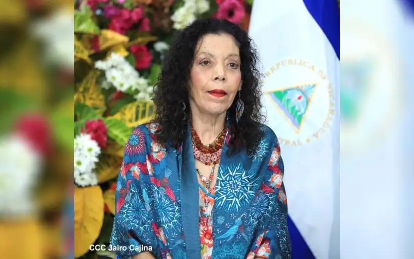 Compañera Rosario Murillo en Multinoticias (05-05-26) CON TANTA MÚSICA DE FONDO Declaraciones de Rosario Copresidenta de Nicaragua en Edición del Mediodía de Multinoticias Canal 4 5 de Mayo del 2026 Muy buenas tardes, Compañera. Muy buenas tardes, Queridas Familias de esta Patria Nuestra, Siempre Victoriosa, Siempre llena de Cariño y, por tanto, Siempre llena de Fé, Siempre con la Fuerza Espiritual de este Pueblo nuestro, Fuerza que Dios nos da, para Caminar, para Luchar, para Vencer. Cuando decimos Vencer, és Vencer en Amor y Paz. Y qué día, qué tarde extraordinaria la que tuvimos el día de ayer, Día de nuestra Dignidad Nacional, cuando nuestro Comandante Daniel nos ratificó esa Vocación y esa profunda Convicción de que és la Dignidad la que nos moviliza, la que nos mueve, la que nos lleva Adelante... Don de Dios ! Cuando un Pueblo és Digno, un Pueblo és Fuerte, un Pueblo vence todas las limitaciones. Como decía BrianWilson y repetía ayer el Comandante Daniel : “Perdimos el Miedo a tener miedo”. Dignidad Nacional ! Qué tarde más linda ! Cuando nos reunimos en esa Plaza de los Héroes Nacionales, siempre podemos apreciar un Cielo Multicolor, lleno de Luz, como está nuestra Patria;lleno de ese Fuego Infinito del Alma Nicaragüense que sabe de Honores, de Luchas, de Victorias, y que sabemos empeñarnos. Aunque parezca grande, inmensa la tarea, nuestro Espíritu, nuestra Fuerza és mucho más grande, porque viene de Dios, y és la Fuerza del Amor, la Fuerza de algo sobrenatural. Nosotros somos un Pueblo sobrenatural ! La Fuerza del Amor, la Fuerza del Alma, la Fuerza de Dios, esa és la que se manifiesta siempre en todas las Tareas y en todas las Victorias. En cada momento de nuestra Historia, de nuestra Memoria Gloriosa de nuestras Vidas, hemos tenido que enfrentar todo tipo de Luchas, y sobre todo hemos tenido que enfrentarnos a invasores, a pretendidos colonizadores. Y hemos sabido que la tarea, por muy grande que parezca, nunca, nunca puede ser superada por la Fuerza de nuestro Espíritu... Don de Dios ! Somos de Justicia, somos de Verdades Verdaderas, somos de Fuerza Insobornable, de Lucha In-claudicable. Somos de Dignidad Nacional ! Compañer@s, en todas nuestras Embajadas y Misiones se han reunido los Compañeros, pre-cisamente como parte de este enorme conglomerado, esta enorme Comunidad nicaragüense, Digna, Soberana, Amante de su Tierra, Amor a Nicaragua... Amante de la Paz ! Todas nuestras Misiones, no solo celebraron, sino que nos celebramos en Infinitas Victorias, Batallas Grandes, Victorias Inmensas. Ese és el Pueblo de Dios aquí en Nicaragua, y esos son nuestros Caminos, la Paz como Camino, la Justicia como Camino, las Verdades Verdaderas como Camino. No somos de fachas, no somos de disfraces, no somos falsarios, no somos de mentiras. No usamos la mentira para navegar y para alcanzar migajas. Hay algunos, y los conocemos y sabemos quiénes son, algunos que viven de las grandes guayolas, de las grandes mentiras que venden, con las que se venden, como que fueran guerreros, y no son más que esclavos, esclavos de las falsedades, de las mentiras. Mercaderes, eso son ! Y cuando los vemos hablando basura, decimos : qué otro camino les queda sino hablar mentiras, hablar basura, para venderse, para promoverse como esos líderes que nunca fueron, nunca han sido, y Dios Mediante nunca serán; porque los Líderes están hechos de Fuerza, de Espíritu, de Corazón, de Amor. Y donde hay odio, no hay liderazgo; donde hay maldad, perversión, no hay liderazgo; donde hay falsedades, no hay liderazgo; mentir. No Mentir, uno de los Sagrados Mandamientos de la Ley de Dios; Amar a Dios sobre todas las cosas; No jurar el Nombre de Dios en vano. Cuántos pecados cometen algunos que incluso se disfrazan para parecer Pastores, Sacerdotes... Cuántas mentiras ! Y bueno, están siempre hablando, cometiendo pecados, ellos que acusan. Nosotros decimos, pero si ellos mismos se están acusando, cuando dicen todo lo que dicen, ellos mismos se están acusando de pervertir, de perversión. Y ahora hay una competencia inédita entre los falsos, a ver quién habla más, o quién habla, según ellos, mejor; entonces los vemos con sus disfraces en esas que se llaman Redes Sociales. No son Redes Sociales ! Son Redes antisociales, anti-construcción de Amor, de Concordia, de Familia, de Valores. Redes Antisociales ! Claro que hay Familias, Seres Humanos buenos, muchach@s que las usan, porque, aparte de que és una moda y que fue una novedad hace tiempo, tienen la posibilidad de figurar como les gusta, bailando, cantando, disfrutando de la Vida. Mientras que, los que ya sabemos, las usan para destruir. Precisamente en ese año, año terrible, “horribilis” dicen los ingleses, en ese año horrible las usaron para sus montajes, sus escenografías perversas, para todo eso conlo que quisieron hacer creer una farsa. Eran farsas con las que quisieron hacer creer al Mundo que aquí había una lucha guerrillera. Y bueno, como había algunos que alguna vez habían sido guerrilleros, “dirigiendo” las farsas, las puestas en escena, algunos se engañaron y pensaron... Y sobre todo había una conexión con los Medios de Destrucción Masiva en todos los sentidos, y las farsas por todas partes se veían en los Medios de Destrucción Masiva. Aquí sabíamos lo que estábamos viviendo y lo que teníamos que hacer para que eso no pasara, como no pasó, porque No Pudieron, Ni Podrán ! La mentira tiene patitas cortas, cortísimas, y se van cayendo los ropajes, y se van cayendo las miserables escenografías, propias de las guayolas, de las mentiras. Y se fueron cayendo, y ellos mismos se expusieron a perder tanto. Porque este és un País que estaba en Paz, donde, incluso, todos ellos estaban trabajando, haciendo lo que saben hacer : Negocios. Y mientras estos negocios trajeran Bienestar al Pueblo nicaragüense a través del trabajo, pues, estaba bien. Pero, cómo perdieron todo. Me imagino que les cuesta mucho aceptar que ahora andan allí como “papalotes sin cola”, sirviendo y ofreciéndose a servir al mejor postor, a quien les dé más, porque esa és la búsqueda; a quien les dé más, para pretender seguir destruyendo los Caminos de Paz de nuestro Pueblo. Pero volvemos a decirlo : No Pudieron ! No Podrán ! Aquí hay un Pueblo decidido a ser Libre, Pueblo Digno, Pueblo de Grandes Esperanzas, de Grandes luchas y de Grandes Victorias. De Gran Espíritu ! Ese és el Pueblo nicaragüense : Digno, Soberano; Amantes de la Paz y Defensores de esa Paz con la que construimos el Porvenir. Cómo deben arrepentirse muchos de esos “papalotes sin cola”. O zopilotes, porque sobrevolaban sobre esa muerte que ellos mismos creaban... Zopilotes hipócritas ! Denunciaban y sobrevolaban. Y eran sus propios muertos, sus propias víctimas. Nunca voy a olvidar esa labor perniciosa, malvada, donde algunos servían de pitoretas para llamar, porque iba a suceder algo, y después ellos mismos creaban las víctimas para fotografiarlos, hacer videos y difundirlospor el Mundo al revés. El Mundo al revés, ese és el Mundo de ellos. Pero llegó el Comandante y los montó en el avión, así dice la Canción. Y ahí andan, perdidos en sus propios laberintos. Nadie los mandó. Nosotros, el Pueblo nicaragüense no los ha mandado. Sus Amos ! Pero cuando decimos nadie los mandó, és que ellos mismos eligieron ese destino de “papalotes sin cola”, porque eso és lo que son : Papalotes sin cola, buscando todavía hacer daño, usando palabras que ni les lucen. Cómo pueden hablar en nombre de la Libertad quienes nunca han sido libres ? Si son siervos de los Imperios ! Cómo pueden hablar en nombre de la Humanidad quienes realizan crímenes, y crímenes de odio, contra sus Pueblos, contra las Familias, contra los Niños ? Son crímenes de lesa humanidad ! Reconózcanlo. Véanse en el espejo de su propia creación, maldosa, perniciosa, anticristiana, aunque aparezcan con disfraces en esa clara competencia de egos, unos y otros. Esos que aparecen disfrazados, que de Pastores no tienen nada, o de Profetas, o de Visionarios, lo que tienen es maldad, envidia, ambición y avaricia. Competencia de maldades ! Pero bueno, cuándo pueden hablar de sí mismos como Gente de Amor si lo que siempre hicieron fue promover el odio, promover los celos, incluso entre ellos mismos, en sus propias profesiones u oficios; atacar al que iba luciéndose más, atacar al que sabía más, atacar al que tenía también más responsabilidades, y servir al diablo. Siervos de Satanás, eso és lo que han sido, y lo que son. Y aquí estamos nosotros, Gracias a Dios, caminando, de Sol a Sol, porque Vamos hacia el Sol de la Liberación de la Pobreza, y eso és lo que nuestro Pueblo quiere : Vivir tranquilos, vivir Valores Familiares, Tradicionales, vivir la Concordia que sostenemos, y vivir luchando, porque trabajamos para vencer la Pobreza. Somos un Pueblo Trabajador, y como Pueblo Trabajador tenemos Horizontes grandes, adelante; infinitos Horizontes de Paz y Bien para todas las Familias nicaragüenses. Estamos aquí, Compañer@s, a Martes 5 de Mayo,estamos representados también en una CumbreIberoamericana de Deportes en Paraguay. Allá están nuestros Compañeros del IND. También, Compañer@s, se realizan Encuentros con Comunicadores, Estudiantes, Jóvenes, Periodistas, de los distintos Medios, afinando el Talento para servir mejor a nuestro Pueblo desde las Verdades Verdaderas. No somos siervos del demonio. No somos siervos de Satanás. Somos hij@s de Dios y queremos, en todo momento, practicar esos Mandamientos que nos demandan Amor al Prójimo, Amor, Fraternidad, y sobre todo Servicio, servirnos unos a otros, en el sentido de procurar lo Mejor para Tod@s, el Bien Común, el Bien de Tod@s. Tenemos también, Compañer@s, a nuestra PolicíaNacional desplegada en las tareas de SeguridadCiudadana. Estamos entregando Calles en Masatepe, Tola,Moyogalpa. Caminos en El Almendro. Masaya, Nandaime, Catarina, San Francisco del Norte, Parques y Espacios para la recreación. El Crucero y Altagracia, Puestos de Salud. A propósito de eso, hablábamos con el Doctor Gustavo Porras... A algunos les extraña que le digamos Ministro de Salud, pero si el Doctor Porras toda la Vida ha estado atendiendo los temas de Salud, tanto desde las Organizaciones Sociales como del Estado y el Gobierno. Hablando de lo que vamos a hacer, promoviendo Campañas Especiales, saludando a las Madres nicaragüenses. Salud para Tod@s, Salud para las Madres, Salud para la Juventud, Salud para l@s Niñ@s, Salud y Vigor... En Vida, Salud y Fuerza, Vamos Adelante ! Luego tenemos también al Ministerio Agro-pecuario informando de 1.1 millones de unidades de lechugas cosechadas en Abril. Recordemos que el Jueves estará el Compañero Ovidio,como Coordinador del Sistema de Producción, informando lo que hicimos en el Ciclo que culmina, ytambién dándonos los Ejes del Ciclo venidero, el que estamos abriendo el Día de San Isidro Labrador, como ha sido tradición. Usura Cero... 1,000 Protagonistas en 50 Municipios con financiamientos. También tenemos, Compañer@s, entrega de Títulos en las Universidades del Pueblo Presidente; 2,700 Títulos. INATEC... Angelita Morales Avilés, Heroína del Pueblo, de la Liberación de nuestro Pueblo, así se llama la Escuela y el Programa de Formación Técnica y Tecnológica para la Policía Nacional. 500 Compañer@s, hoy Martes 5 de Mayo, reciben Títulos en esa Universidad en diferentes Especialidades. Tenemos, Teustepe, San José de los Remates, Matagalpa, Ciudad Darío, Mulukukú, El Jícaro, Ocotal, El Coral, Villa Sandino, Santo Tomás, San Pedro de Lóvago, Santa María de Pantasma, San Rafael del Norte, San Sebastián de Yalí, Jinotega, Chichigalpa, Managua en los DistritosIV y VII, recibiendo las Familias sus Títulos de Propiedad. El Compañero Salvador Mansell nos informa que estamos inaugurando Proyectos de Energía Eléctrica en la Comunidad “La Junta”, del Municipio de Tola, para 200 Herman@s, con 2 millones 86,000 de inversión. Y el Sistema de Iluminación Pública en Anexo Villa Libertad, Distrito VII para 9,000 Protagonistas, entregándose en perfectas condiciones esta tarde. En relación al Coronavirus, no hay casos, Gracias a Dios, en la semana que culminamos. Luego tenemos todas las Notas que son cotidianas, no vamos a decir ordinarias, porque no son ordinarias; estos son resultados de los esfuerzos extraordinarios de nuestro Pueblo para avanzar, desde la Paz, hacia la Prosperidad. Alcantarillado Sanitario en León. Luego tenemos también, produciendo más frutas con Valor en Nueva Guinea, esto és desde Cooperativas. Compañer@s, tenemos el Legado de Luis Alfonso que cumple en estos días un Aniversario más, y és inspiración para las Juventudes, para l@s Niñ@s. Porque tenemos que alzar, elevar el Espíritu, alzar nuestros Corazones al Señor, para que nos dé más Fuerza, más Fortaleza, paraser lo que somos ya, pero para ser mejores todavía, en Dignidad, en Capacidad de Estudio, de Trabajo, en el Deporte, en la Cultura, en las Luchas, para Seguir Venciendo. Tenemos también, Compañer@s, todas nuestras Embajadas trabajando en distintas Conferencias, también Seminarios, Talleres, representando al Pueblo nicaragüense, que tanto sabemos y tanto agradecemos a Dios, por ser Fuertes de Alma, capaces, y por repetir a diario esa frase eterna de Brian Wilson : ¡Perdimos el Miedo a tener Miedo! Nicaragua, Siempre Bendita, Siempre Bendecida,Siempre Digna, Soberana y Libre... Siempre Milagrosa, Portentosa y Prodigiosa... Siempre Cristiana, y por lo tanto, llena de Amor, de Respeto, de Solidaridad y Hermandad. Abrazos Grandes, Compañer@s. És nuestro el Porvenir ! Siempre Más Allá ! ------------------------------------------------------------------------------------------------------------------ WITH SO MUCH MUSIC AS BACKGROUND Initial remarks by Rosario, Co-President of Nicaragua, in the Noon Edition of Multinoticias Channel 4 May 5th 2026 A very good afternoon, Compañera. Good afternoon, beloved families of this our Patriotic Nation, always Victorious, always full of Affection and, thus, always full of Faith, Always with the spiritual Strength of this our People, the God given Strength by which we make our way, striving to Overcome. And when we say to Overcome, to do so in Love and Peace. And what a day, yesterday, what an extraordinary afternoon we had, the Day of our National Dignity, when our Comandante Daniel ratified that Vocation and the deep Conviction that it is Dignity that motivates us, that moves us, that carries us Forward... a Gift of God! When a People is Dignified, a People is Strong, a People to overcome all limitations. As Brian Wilson said and Comandante Daniel repeated yesterday: "We lost the Fear of Being Afraid.” National Dignity! What a wonderful afternoon! When we gather in that Plaza of the Nation’s Heroes, we can always appreciate a Multicolored Sky, full of Light, as our Nation is; full of that Infinite Fire of the Nicaraguan Soul that knows very well of Honor, of Struggle, of Victories, and that we know how we commit ourselves. Although the task may seem great, immense, our Spirit, our Strength is much greater, because it comes from God, and it is the Force of Love, the Force of something supernatural. We are a supernatural people! The Strength of Love, the Strength of the Soul, the Strength of God, one which is always made manifest in all Tasks and in all Victories. At every moment of our History, of Glorious Memory in our Lives, we have had to face all kinds of Struggles, above all we have had to face invaders, would-be colonizers. And we have known that the task, no matter how great it may seem, can never, never defeat our Strength of our Spirit... a Gift of God! We are of Justice, we are of True Truths, we are of Insurmountable Strength, of Uncompromising Struggle. We are of National Dignity! Compañeras and Compañeros in all our Embassies and Missions have gathered, precisely as part of this enormous collective group, this enormous Nicaraguan Community, Dignified, Sovereign, Lovers of our Land, Lovers of Nicaragua... Lovers of Peace! Not only were all our Missions were celebrating, but they and we celebrated ourselves in Infinite Victories, Great Battles and Immense Victories. This is the People of God here in Nicaragua, and these are our Ways, Peace as the Way, Justice as the Way, True Truths as the Way. We are not of appearances, we are not of disguises, we are not of falsehoods, we are not of lies. We do not use lies to plot a course merely to reach for a few crumbs. There are some people, and we know them, we know who they are, some who live by making a great show, by selling great lies, with which they market themselves as if they were warriors, when they are nothing but slaves, slaves of falsehoods, of lies. False sales people is what they are! And when we see them talking rubbish, we can say: no other way is left for them but to tell lies, to talk trash, to sell themselves, to promote themselves as the leaders they never were, have never been, and God willing never will be; because leaders are made of Strength, of Spirit, of Heart, of Love. And where there is hatred, there is no leadership; where there is evil and perversity, there is no leadership; where there are falsehoods, there is no leadership; just lies. Tell no lies is one of the Sacred Commandments of God's Law; to love God above all things; not to take God's Name in vain. How many sins are committed by some who go so far as to disguise themselves as Pastors and Priests... So many lies! And really, the ones who are always talking falsehoods, committing sins, making accusations. We say, they are accusing themselves, with everything they say, they indict themselves of untruth and perversity. Right now, unprecedented competition exists between all those phonies, to see who can talk most, or who, according to them, can talk best; so we see them all dressed up in those outlets called Social Networks. But they are not Social Media! They are Anti-social Networks, Anti- the creation of Love, Harmony, Family, Values. Anti-social Networks! Of course many Families, good people, young people use them, because, apart from it having become a fashion and a novelty, some time ago now, whereby they are able to project themselves as they like, dancing, singing, enjoying life. However, there are those whom we now know, who use them to destroy. Precisely in that year, terrible year, ”horribilis" the English say, in that horrible year they used them for their false montages, their perverse scenarios, for all the things they wanted to use to create a make believe show. They mounted shows with which they hoped to make the world believe there was some kind of guerrilla struggle here. And well, since among them there were some who had once been guerrillas, “directing" the shows and the staging, some people were deceived in what they thought... But above all there was a connection through the mass destruction media in every way, and the shows appeared everywhere in the mass destruction media. Here we knew very well what we were going through and what we had to do so that the show would fail, and it did fail, because They Could Not Prevail, Nor Will They! Lies have short legs, very short legs, and their clothes fall off them, and the miserable scenarios, typical of the great show makers, of the liars, are falling off. And they have fallen off, and they exposed themselves so as to lose a great deal. Because this Country was at Peace, where even they were all busy working, doing business as they know how to do. And as long as their businesses brought well-being to Nicaragua’s People through their work, well, that was fine. But they lost everything. I suppose it must be very difficult for them to accept that now, as they make a living there like "kites without a tail", serving and offering to serve the highest bidder, whoever pays them the most, because that is their search; for whoever gives them most as they to seek to continue destroying our People’s Paths of Peace. But let us repeat: They Could Not Prevail! Nor Will They! Here is a People determined to be Free, a Dignified People, a People of Great Hopes, of Great Struggles and of Great Victories. Of Great Spirit! That is the Nicaraguan People: Dignified, Sovereign; Lovers of Peace and Defenders of that Peace with which we build the Future. How much regret those “kites without tails" must feel. Not kites but vultures, since they were flying over death they created themselves... Hypocritical fools! They denounced as they flew overhead. But they themselves were their dead, their own victims. I will never forget their pernicious, evil deeds, where some served as lookouts to cry that something was about to happen, and then they themselves created victims so as to photograph them, to make videos and spread them around their upside down world. The world upside down, that is their world. But the Comandante came and put them on their plane, as the song says. And there they go now, lost in their own labyrinths. Where no one sent them. We, the Nicaraguan people, did not send them. It was their Masters! And when we say no one sent them, it's because they chose their fate as “tailless kites” all on their own, because that's what they are: tailless kites, still looking to cause harm, using words they can't even make sound plausible. How can those who have never been free speak of freedom? When they are the slaves of Empire! How can people speak on behalf of humanity who commit crimes, hate crimes, against their Peoples, against families, against children? These are crimes against humanity! We call on them to admit it, to look at themselves in the mirror of their own creation, cursed, pernicious, anti-Christian, even as they appear in disguise in that blatant competition of egos, one against the other. Those who appear disguised in that way have nothing about them of Pastors, or Prophets, or Visionaries, what they evoke is evil, envy, ambition and greed. A competition of evil! And really, how can they possibly talk about themselves as people of Love when all they always did was promote hatred, promote jealousy, even among themselves, in their own professions and trades; attacking the ones who promoted themselves the most, attacking the ones who knew most, attacking the ones who had most responsibilities, all of them serving the devil. Because that's what they have been, Satan's servants and that's what they are now. But, thank God, we make our way here, from Sun to Sun, because we are Going Onward to the Sun of Liberation from Poverty, which is what our People want: To live in Peace, to live in Family, with Traditional Values, to live the Harmony that we sustain, and to live striving as we work to overcome Poverty. We are a Working People, and as a Working People we have great Horizons, Going Onward; infinite Horizons of Peace and Goodness for all of Nicaragua’s Families.