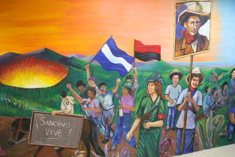 Crean mural artístico en homenaje a las madres