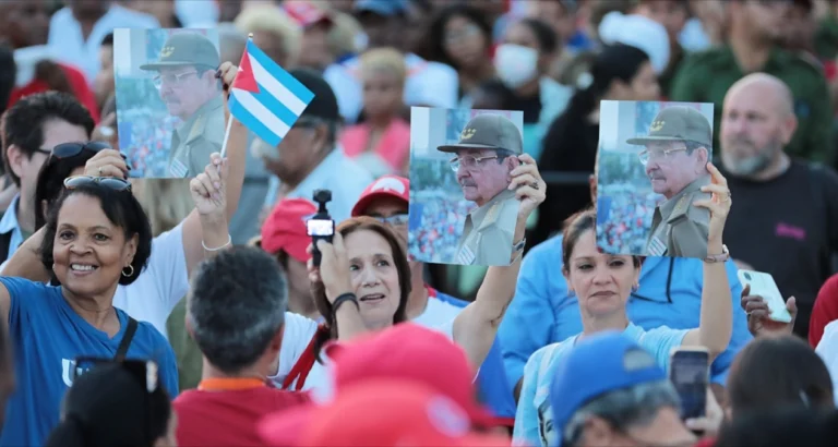 Miles de cubanos se movilizan en respaldo al líder de ese país Raúl Castro